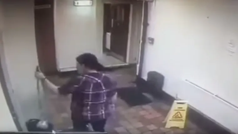 Jo&scaron; jedan snimljen, ovog puta kako poku&scaron;ava prati pod