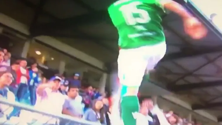 Bijesni nogometa&scaron; izgubio živce, zaletio se na tribinu i udario navijača