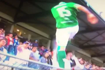 Bijesni nogometaš izgubio živce, zaletio se na tribinu i udario navijača