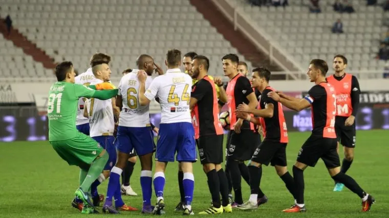 Interventna policija smirivala igrače Osijeka, spriječen fizički obračun