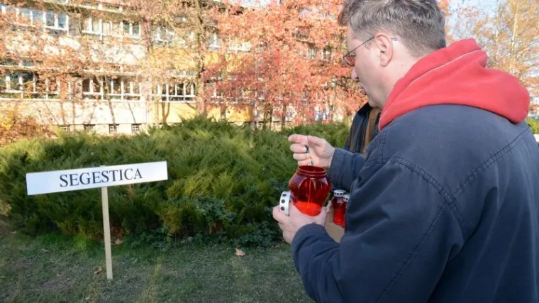 ODALI POČAST SISAČKOM GOSPODARSTVU: Za svako propalo poduzeće podigli ploče i zapalili svijeće