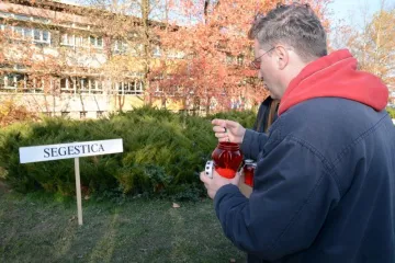 ODALI POČAST SISAČKOM GOSPODARSTVU: Za svako propalo poduzeće podigli ploče i zapalili svijeće