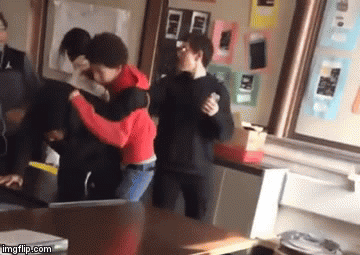 Stao u obranu i bez razmi&scaron;ljanja prizemljio kolegu