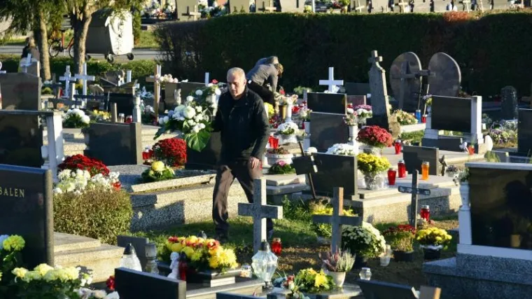 Građani pale svijeće i ostavljaju cvijeće najmilijima