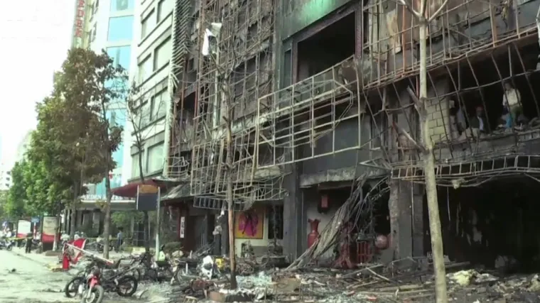 Trinaest mrtvih u karaoke baru u Vijetnamu, stotine vatrogasaca i policajaca gasilo požar