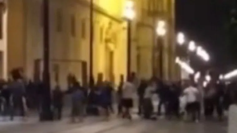 Dinamovi navijači napravili kaos u sredi&scaron;tu Seville, letjeli su stolovi i stolci