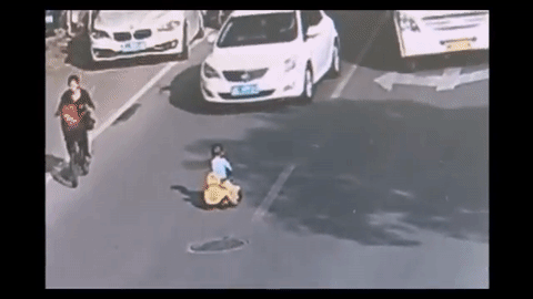 Dječačić se na&scaron;ao usred prometne gužve, nitko nije htio stati