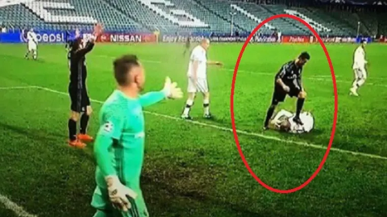 Kopačkom stao na glavu suparniku, a lopte dodavao sucima