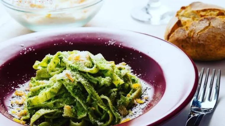 Brzinski ručak: Zeleni rezanci u umaku od pr&scaron;uta i &scaron;pinata