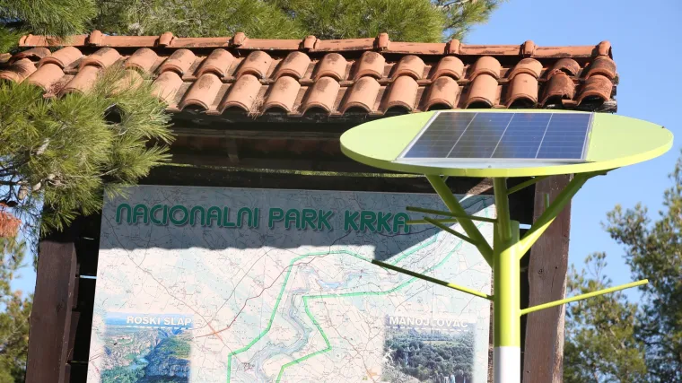 NP Krka dobio solarna stabla: posjetitelji će uz pomoć sunčeve energije moći napuniti mobitele