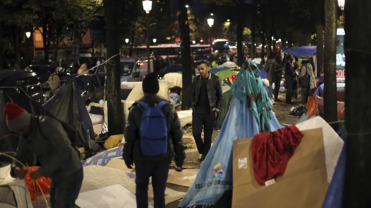 Policija počela evakuirati migrante iz Pariza nakon zatvaranja Calaisa: tisuće ih spava u &scaron;atorima pod mostom