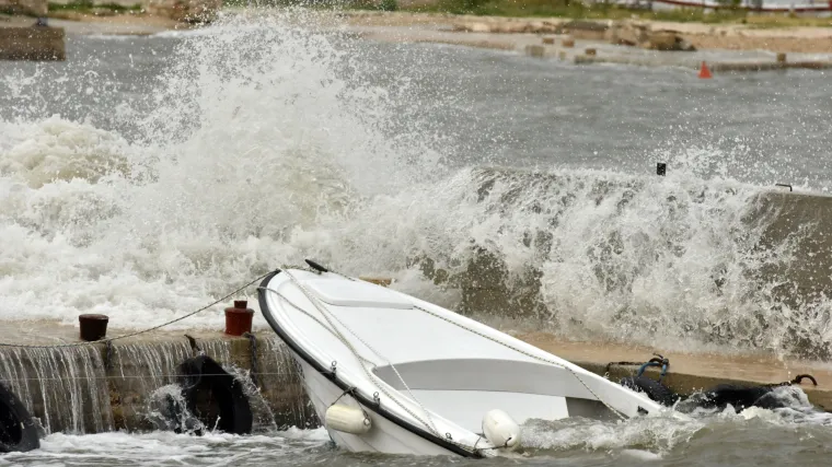 U Brodarici potonule brodice: vjetar i mokri kolnici povremeno usporavaju promet na cestama diljem zemlje