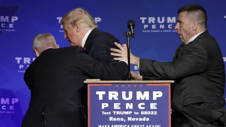 Panika na predizbornom skupu u Nevadi: Donald Trump evakuiran s pozornice