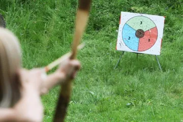 Provalio u kuću pa ga vlasnik pogodio strijelom u stražnjicu
