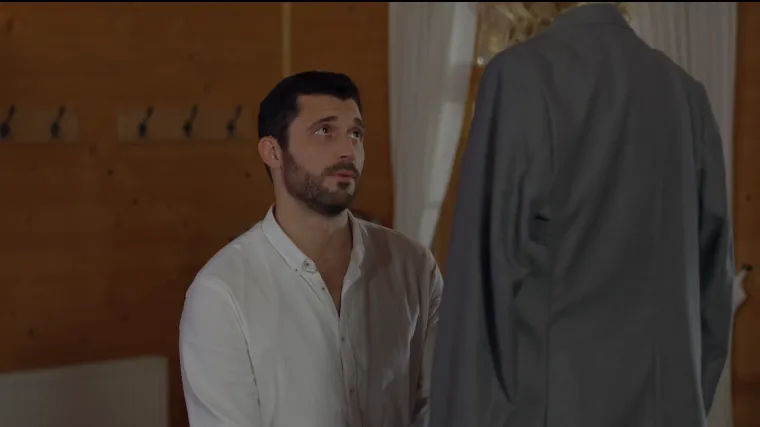 Petar zaprosi Anu koja sva sretna pristane se udati za njega (Zlatni dvori)