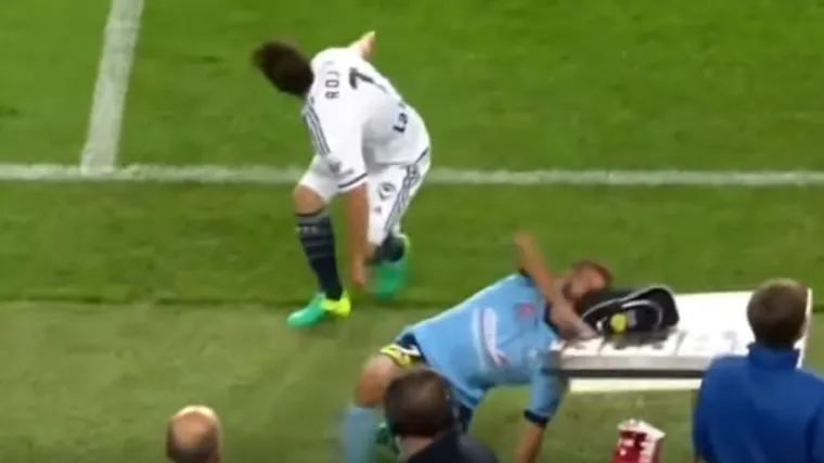 Nogometa&scaron; udario glavom u stol i skoro poginuo zbog sudačke komocije