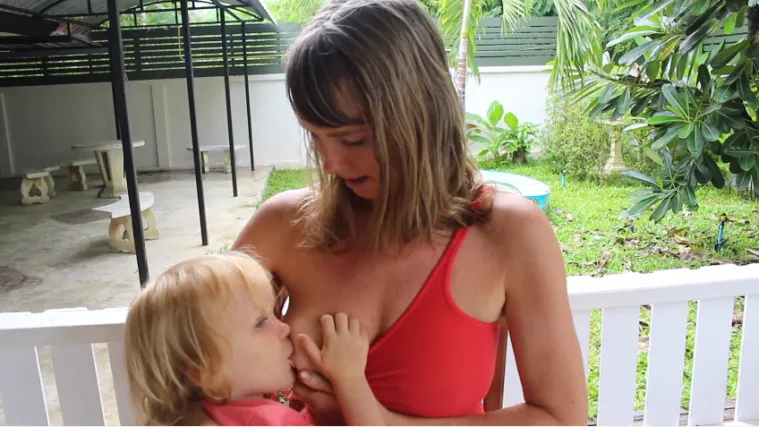 Ova mama jo&scaron; uvijek doji svog 4-godi&scaron;njeg sina, a da bi uvjerila i druge da je to dobro, objavljuje videa na YouTubeu