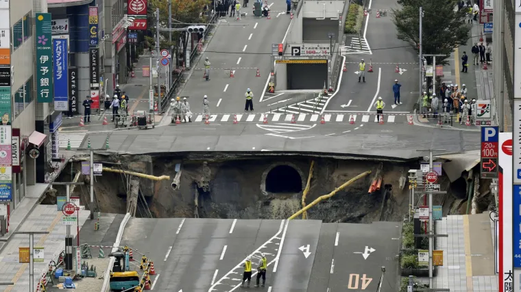 Divovska rupa otvorila se nasred ceste i progutala pola ulice!