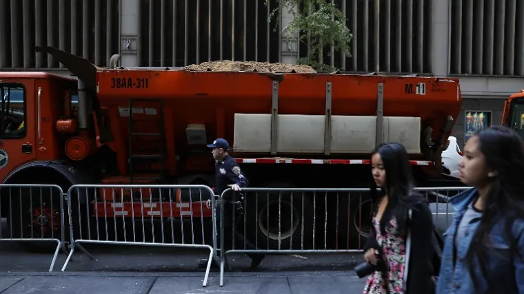 Ispred stožera Hillary i Trumpa nalaze se kamioni puni pijeska. Evo za&scaron;to su tu