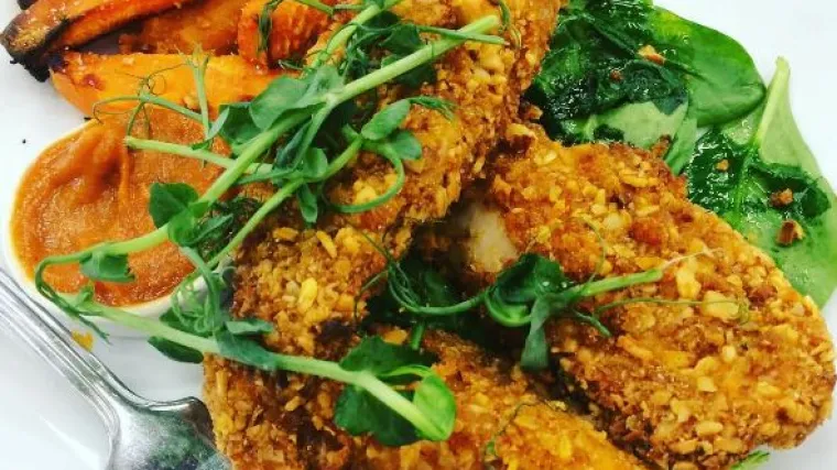 Brzinski ručak: Piletina u ko&scaron;uljici od badema s pečenim batatom