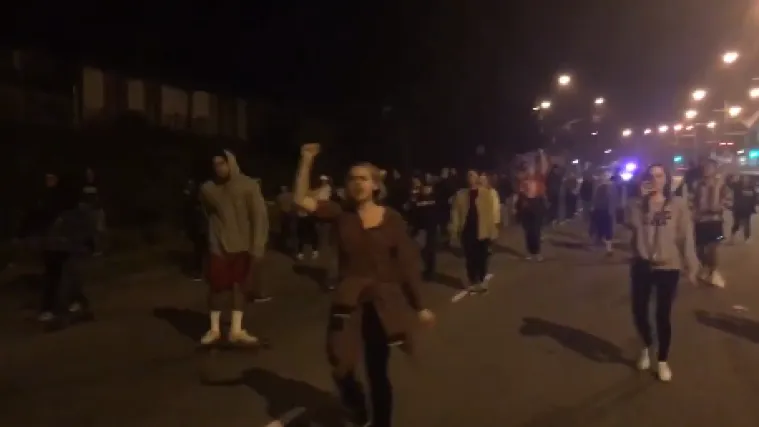 Krenuli neredi u SAD-u: prosvjednici razbijaju izloge, pale Trumpove maske, automobilske gume...