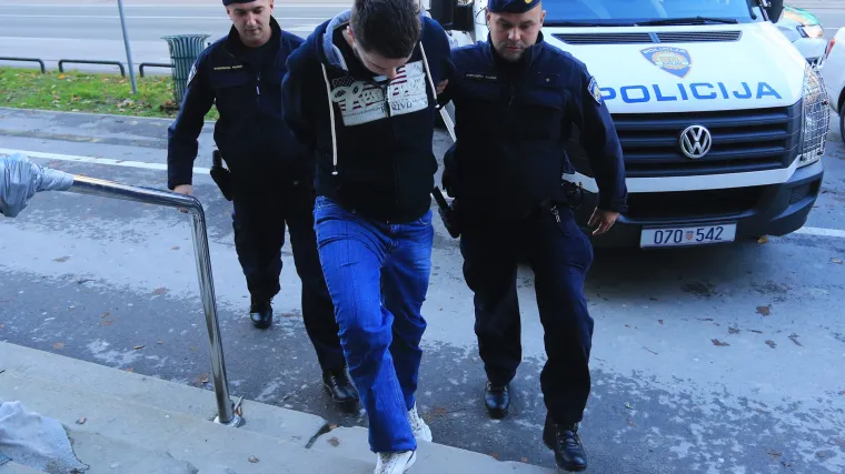 Ubojica tinejdžerke iz Na&scaron;ica skrivao lice dok su ga privodili istražnom sucu