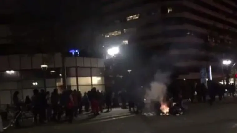 Diljem Amerike brojni prosvjedi protiv novog predsjednika, blokiraju ceste i izazivaju požare