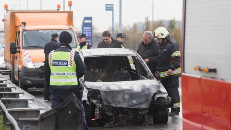 Nasred ceste automobil nestao u plamenu