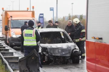 Nasred ceste automobil nestao u plamenu