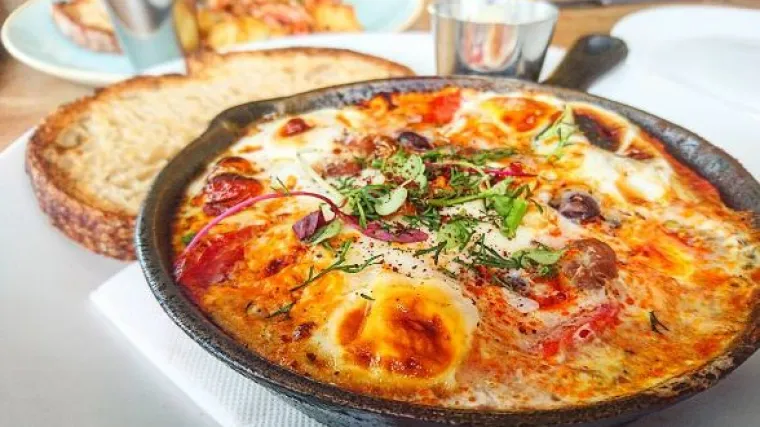 Brzinski ručak: &Scaron;panjolski zapečeni grah s kobasicama, paprikom i jajima