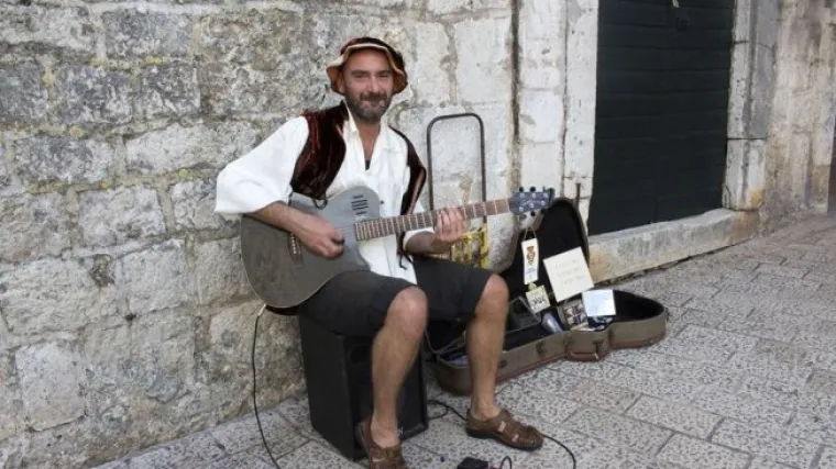 Trubadur Kruno: Od beskućnika do omiljenog dubrovačkog uličnog svirača