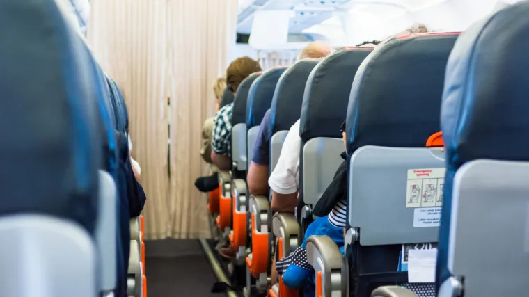 Zrakoplov prisilno sletio zbog podivljalog putnika: napio se, skinuo do gola i vikao 'draža mi je droga od alkohola'