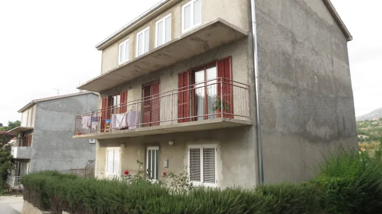 Tulum strave u Podstrani: mladić osuđen na četiri i pol godine zatvora zbog silovanja i ozljeđivanja djevojke