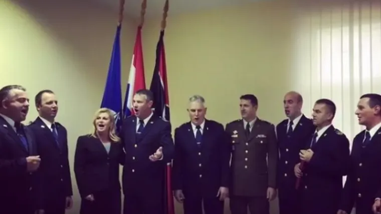 'U boj, u boj': Kolinda Grabar Kitarović zapjevala domoljubnu pjesmu sa poznatom klapom