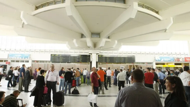 Rodila na WC-u pa bacila bebu u smeće da ne zakasni na let!