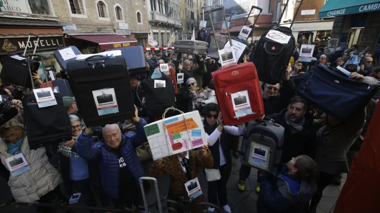 Traže bolje uvjete života: stanovnici Venecije u očaju iza&scaron;li na ulice s koferima u rukama