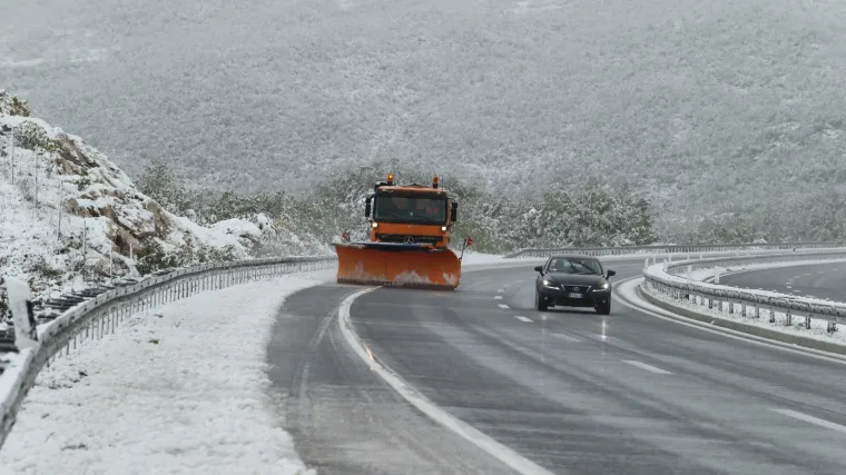 Prvi pravi snijeg ove sezone: jo&scaron; uvijek pada u Lici i Gorskom kotaru, na Sljemenu iznad 20 centimetara
