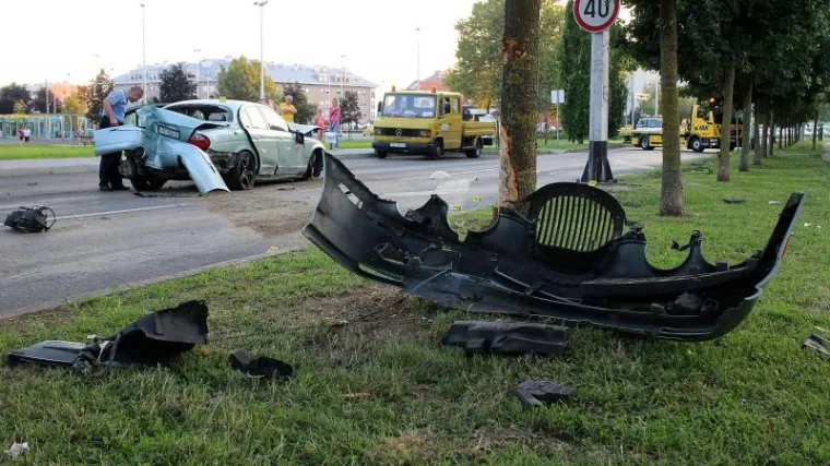 Majci djevojke poginule u prometnoj nesreći poslali račun za 'ozljedu na drvetu'