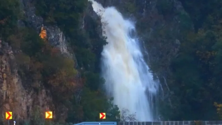Vozače zapanjio 'vodopad' koji im se slijevao uz cestu