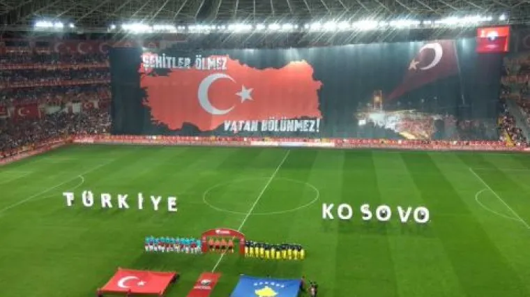 Pogledajte kakvu su zastavu Turci istaknuli na utakmici s Kosovom