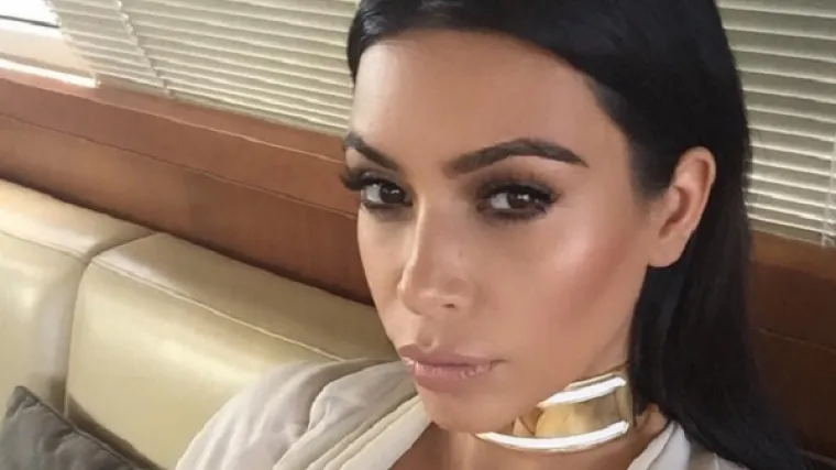 Kim Kardashian veselo se igra u oskudnom kostimiću