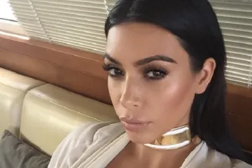 Kim Kardashian veselo se igra u oskudnom kostimiću