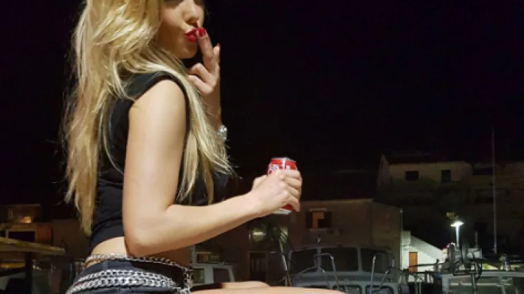 Lidija Bačić raskopčala ko&scaron;ulju, a bujne grudi jedva stale u grudnjak