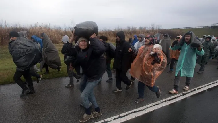 Migranti koji su pje&scaron;ke krenuli prema Hrvatskoj zaustavljeni kod &Scaron;ida