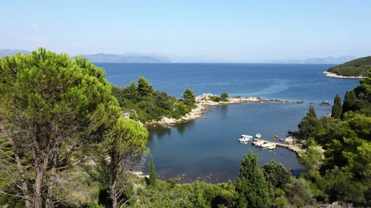 Nitko ne zna za&scaron;to se trasa vodovoda preko Pelje&scaron;ca spustila do mora: stoji li iza cijele afere ideja o velikom biznisu?