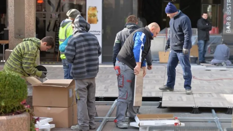 Nije dugo potrajalo: na Cvjetnom trgu se ponovno postavlja konstrukcija za terasu kafića