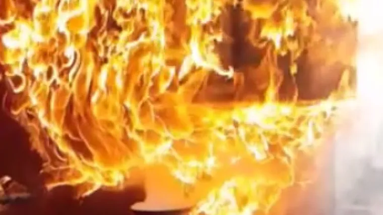 Ako vam se zapali ulje u tavi, ovo nikad ne smijete učiniti!