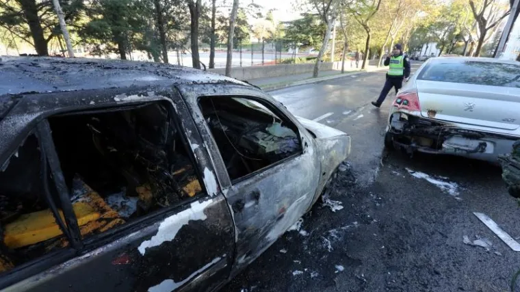 Auto se zapalio, vozač pobjegao glavom bez obzira, a plamen pro&scaron;irio na druga vozila