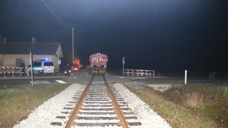 Nesreća na pruzi - vlak u Vrati&scaron;incu naletio na automobil