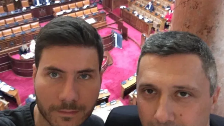 Pernar pozirao s desničarima u Skup&scaron;tini Srbije: '88 godina nakon atentata, Ivan Pernar je opet u&scaron;ao u nju'